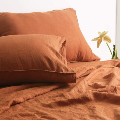 Crie um quarto aconchegante com o nosso conjunto de lençóis 100% de linho francês